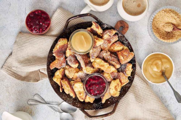 Kaiserschmarren con mousse di mele e marmellata di mirtilli rossi