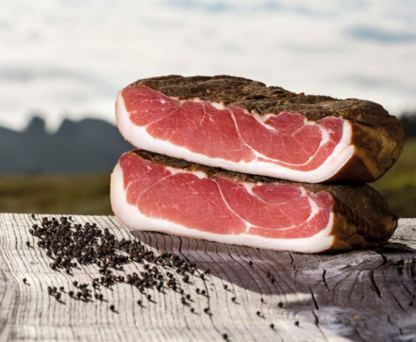 Das größte Specksortiment Südtirols: Pur l(i)ebt Speck