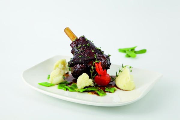 In Rotwein geschmorte Lammstelze