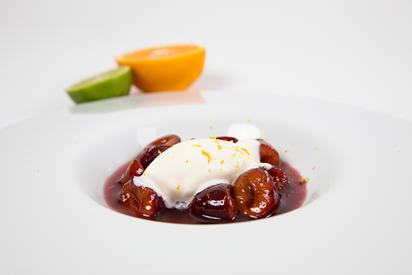 Sorbetto alla ricotta su prugne sciroppate