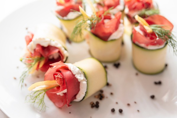 Zucchiniröllchen mit Speck und Ziegenfrischkäsecreme