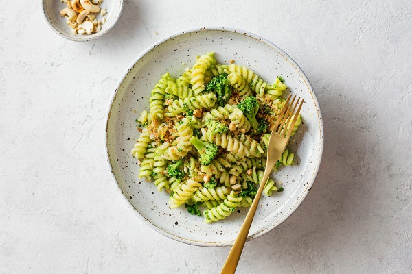 Fusilli con pesto al basilico, broccoli e noci 