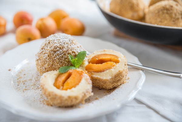 Marillenknödel mit Kartoffelteig