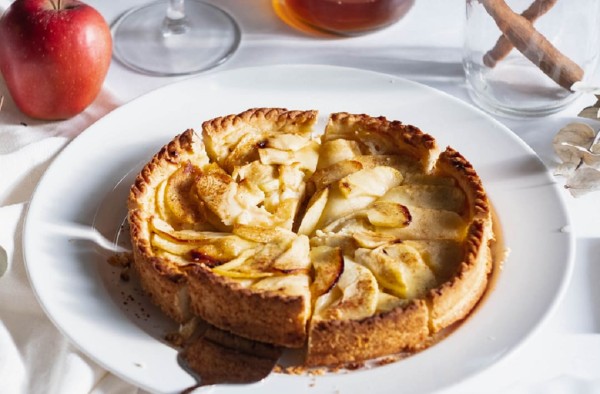 Torta di mele con budino e succo di mela 
