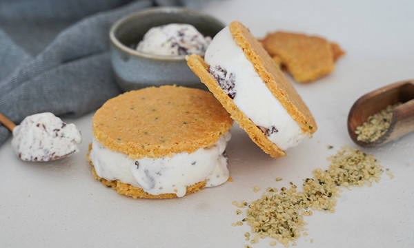 Biscotti ai semi di canapa e gelato alla stracciatella