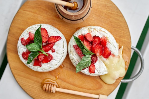 Camembert in padella con fragole e miele