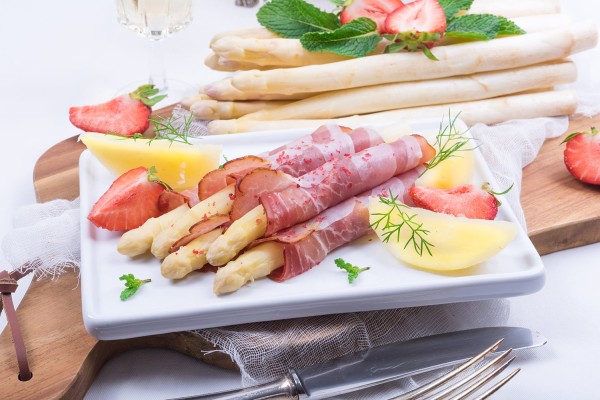 Involtini di asparagi con prosciutto e fragole