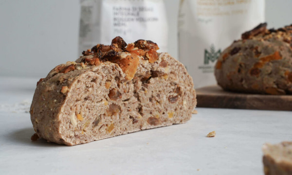 Pane alla segale con frutta secca e albicocche 