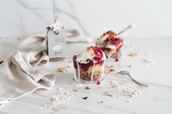 Strudel scomposto con composta di frutti di bosco 