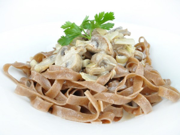 Tagliatelle integrali di segale e farro Pastalpina alla crema di funghi