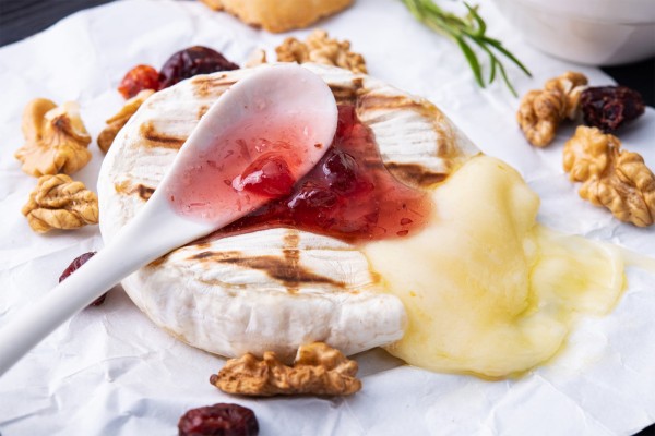 Camembert grigliato con composta di mirtilli rossi