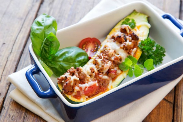 Gefüllte Zucchini mit Hackfleisch und Käse überbacken