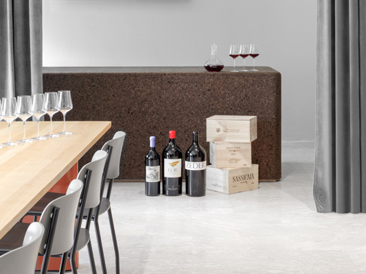 https://www.pursuedtirol.com/media/image/58/da/fc/Vinothek-Karriere.jpg