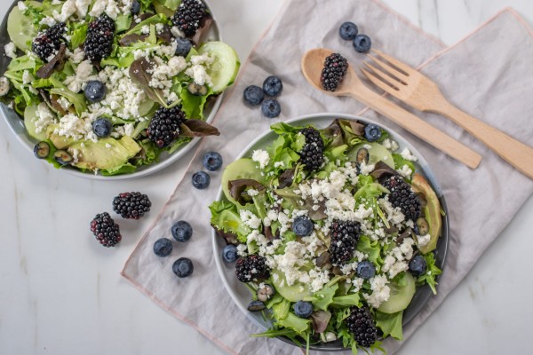 Insalata estiva con mirtilli e more