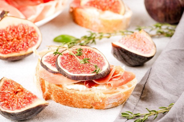 Baguette con formaggio fresco, speck e fichi