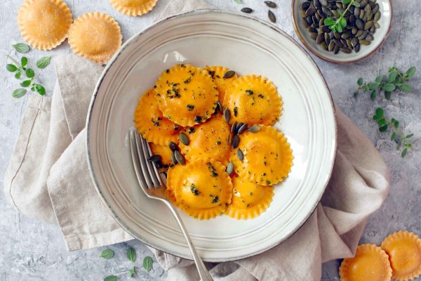 Ravioli di zucca con burro e salvia