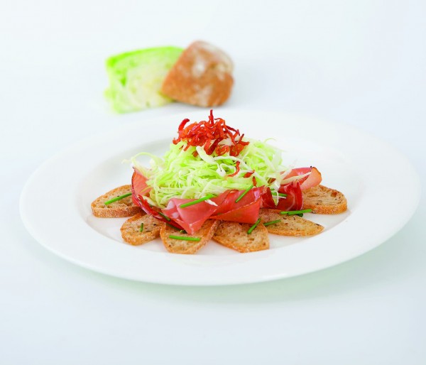 Warmer Speckkrautsalat auf Vinschger Paarlbrot