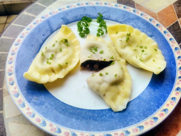 Mezzelune con fagioli neri e sesamo