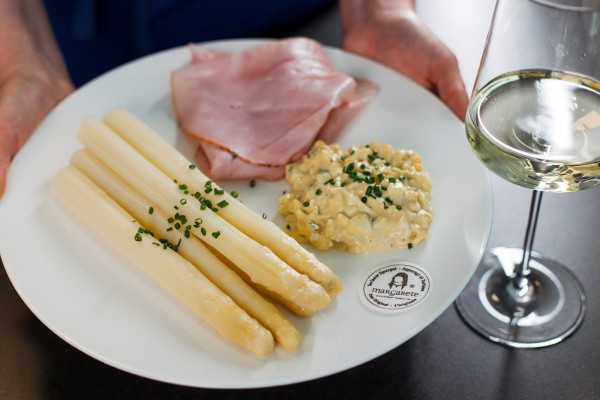 Asparagi con salsa bolzanina