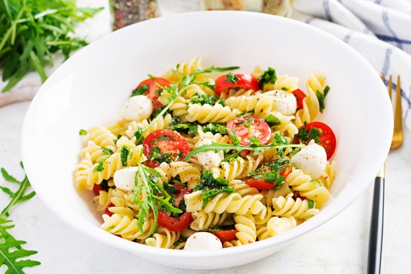 Insalata di Pasta con Pomodori e Mozzarella