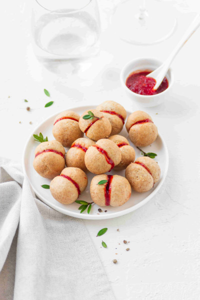 Baci di dama salati con mostarda al peperoncino