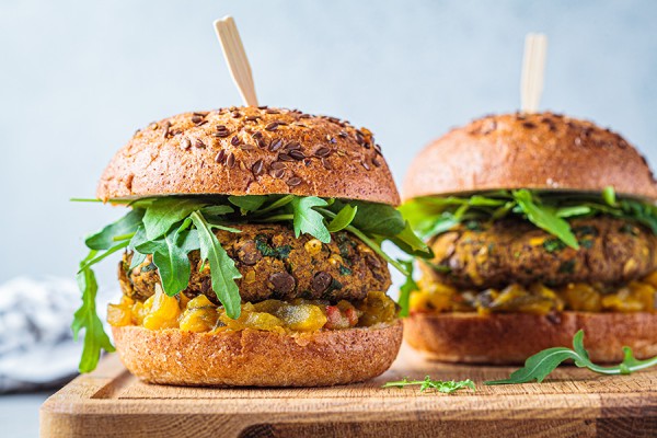 Vegane Burger mit Linsenpatties und Chutney