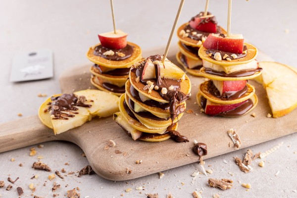 Mini spiedini di pancake con mele e crema di nocciole 