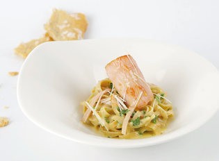 Fettuccine al pane croccante con carré affumicato e rafano