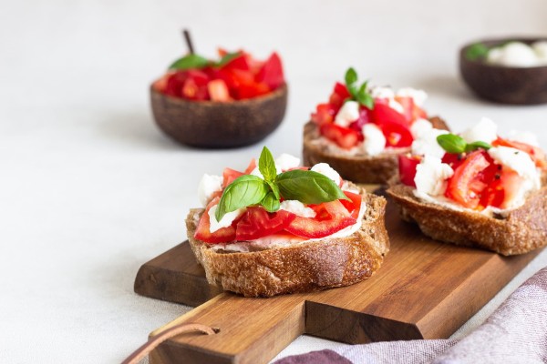 Bruschetta mit Mozzarella und Tomaten