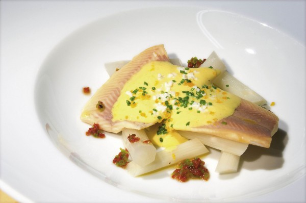 Filetto di trota con asparagi e schiuma di salsa bolzanina