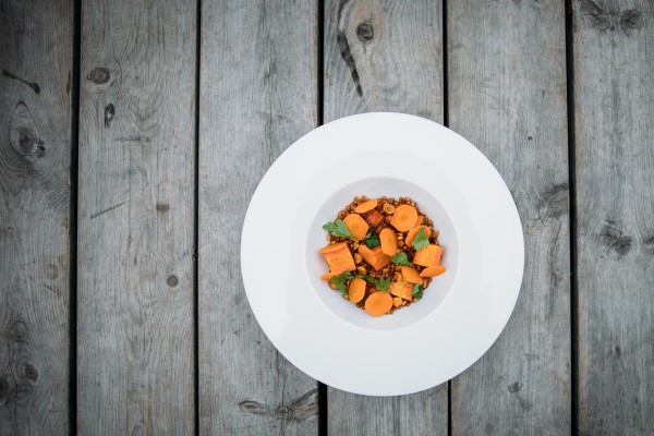 Geschmorte Karotten, Dinkel und Haselnussmilch