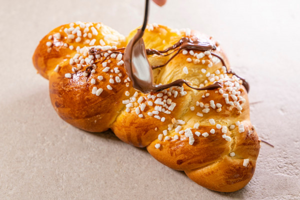 Treccia dolce guarnita