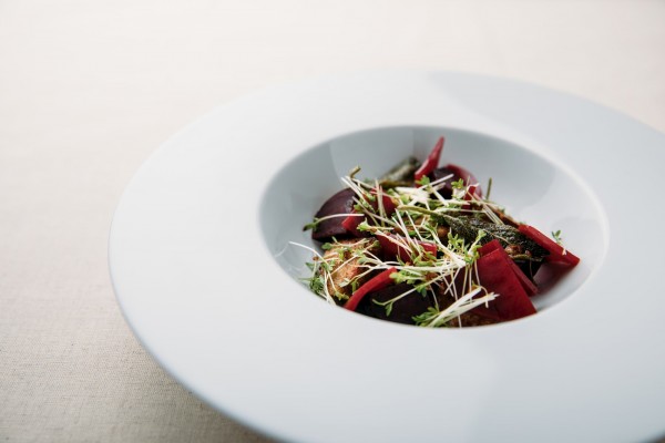 Schwarzbrot-Knödel-Gröstel mit salzgebackener roter Beete und Kressesauce