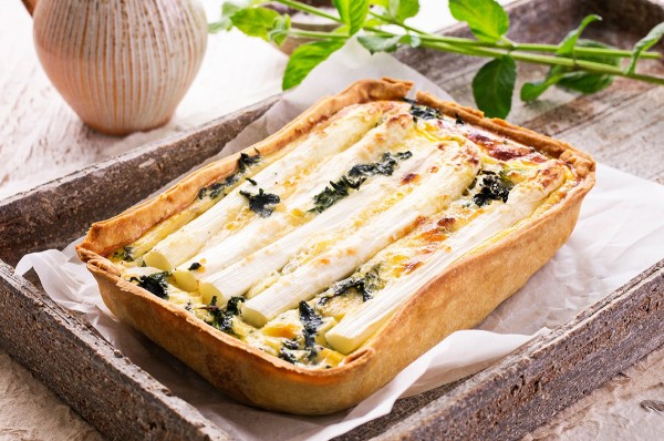 Casseruola di asparagi con una croccante crosta di pasta sfoglia