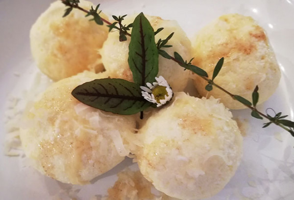 Canederli di ricotta su asparagi glassati con crescione fresco 