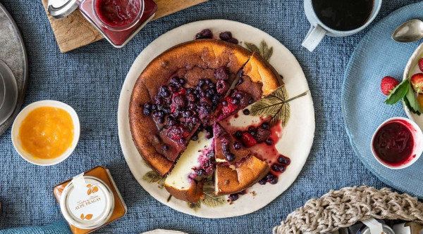 Torta di ricotta con frutti di bosco 