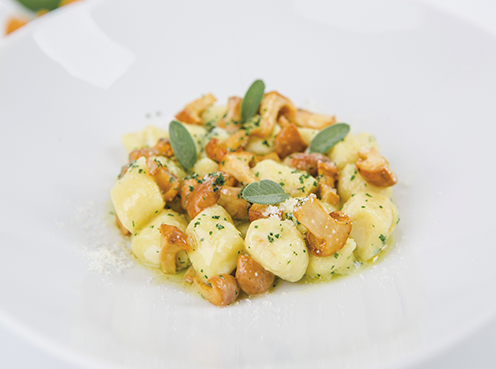 Gnocchi di patate ripieni con salsa ai finferli
