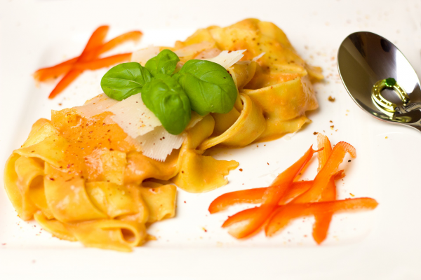 Tagliatelle con salsa allo speck