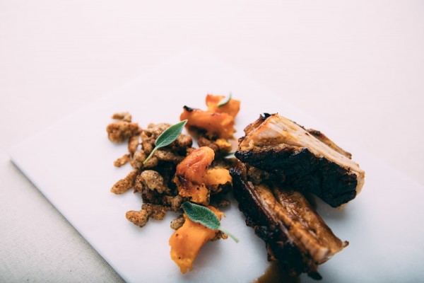 Knuspriger Schweinebauch, Kürbis, Buchweizenspätzle und Apfelbalsamico