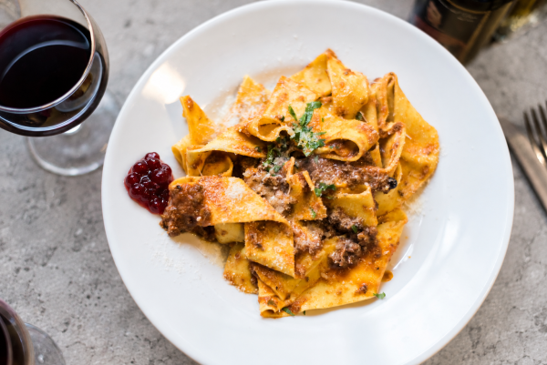 Tagliatelle al ragù di cervo con mirtilli rossi