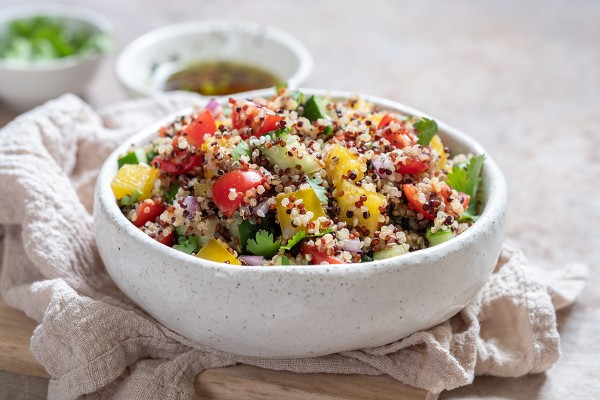 Insalata di quinoa estiva con mandorle tostate e verdure colorate