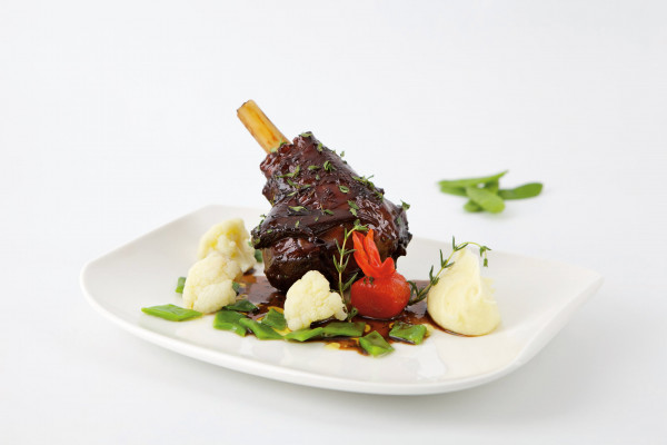 Stinco di agnello brasato nel vino rosso
