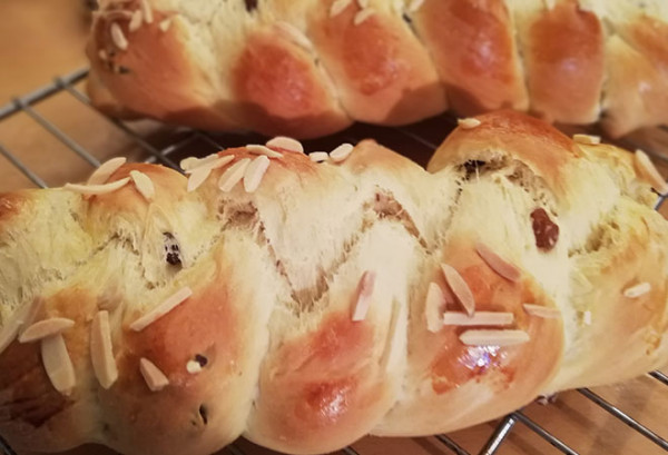 Treccia di pasqua a base di farro con scaglie di mandorle