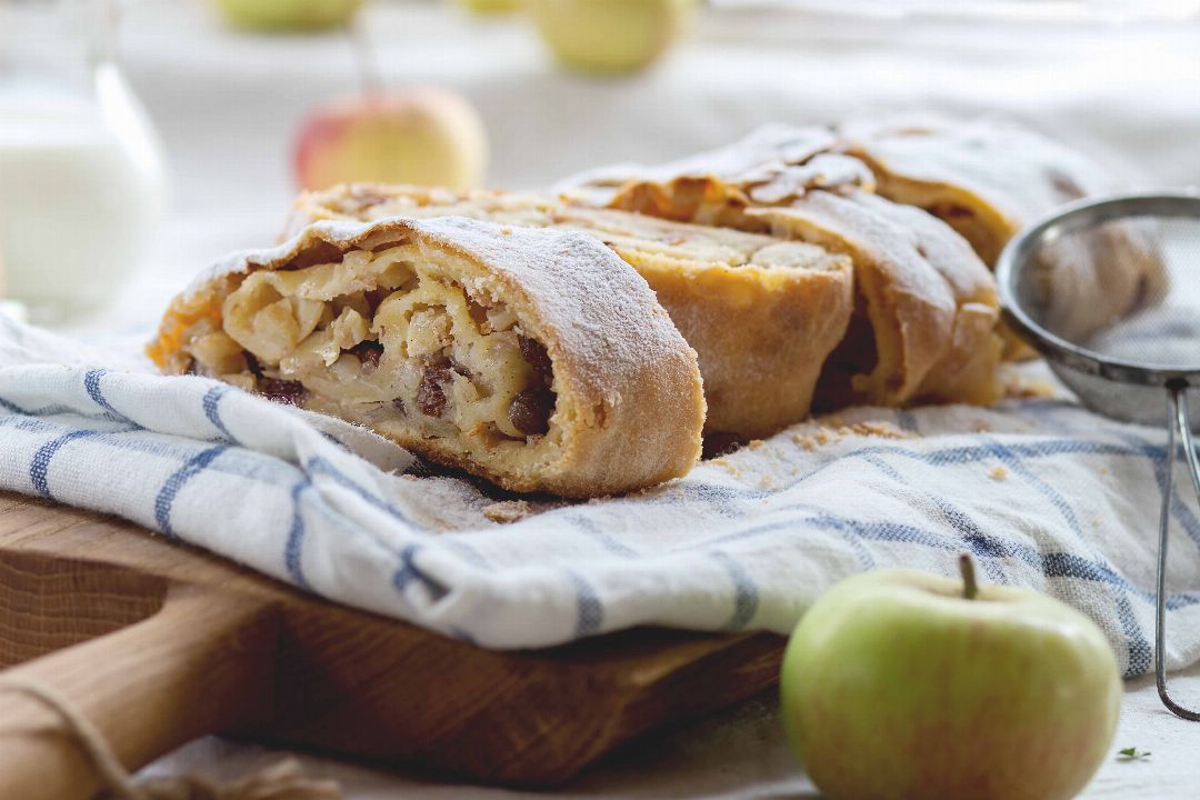 Apfelstrudel mit Mürbteig Rezept I Südtiroler Rezepte bei Pur Südtirol®