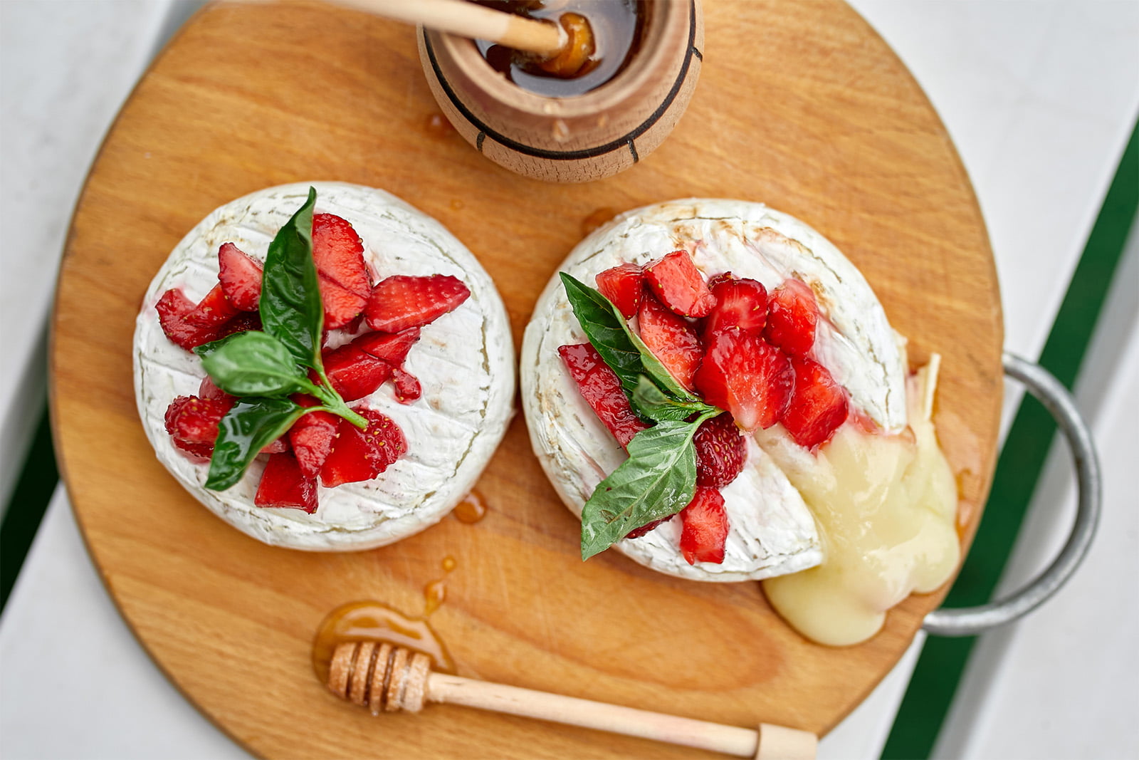 https://www.pursuedtirol.com/it/su-di-noi/magazine/ricette/camembert-in-padella-con-fragole-e-miele