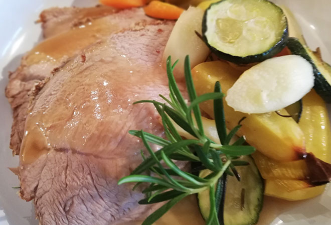 kalbsbraten mit thymian senfkruste ofengemüse und rosmarinkartoffeln