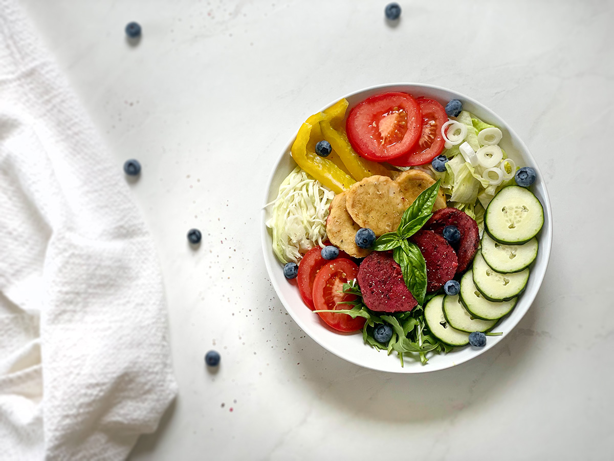 Gemischter Salat mit gebratenen Knödelscheiben und Kräuterdressing ...