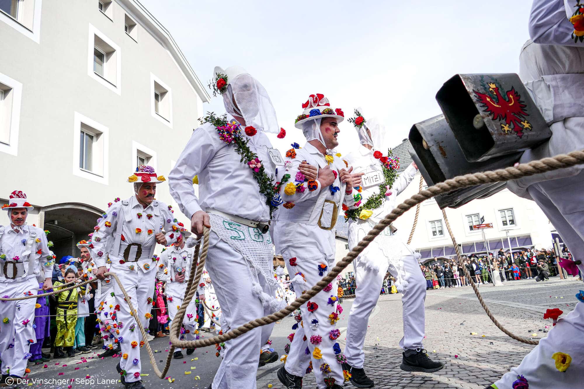 https://www.pursuedtirol.com/it/su-di-noi/magazine/blog/zusslrennen-una-sfilata-di-carnevale-unica-nella-val-venosta