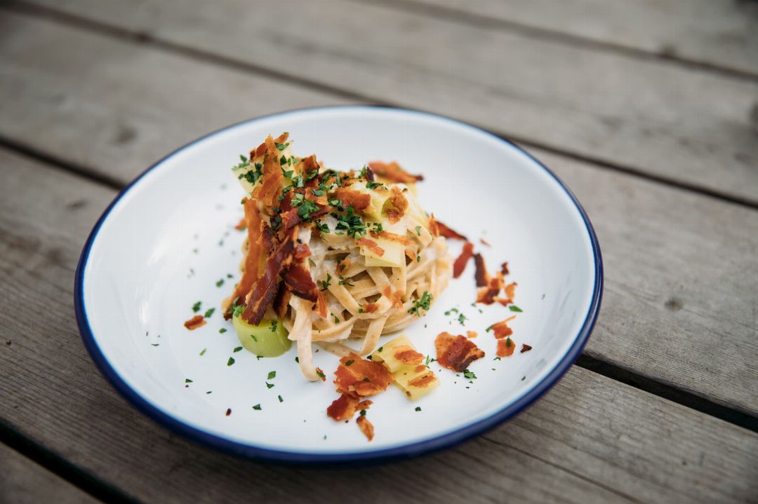 https://www.pursuedtirol.com/de/ueber-uns/genussmagazin/suedtiroler-rezepte/vollkorn-nudeln-kaese-gebackener-lauch-und-knuspriger-speck