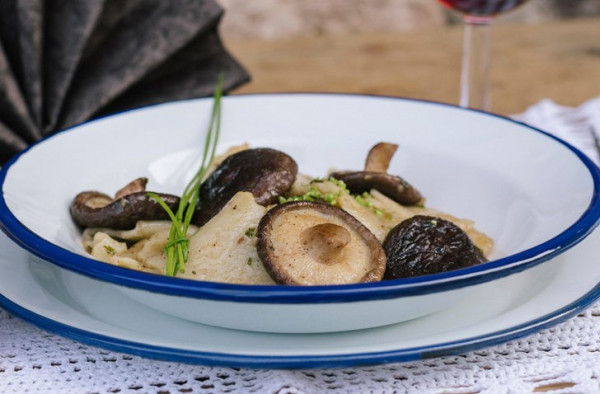 Pasta al grano saraceno con funghi shiitake grigliati